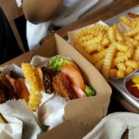 Photo taken at Shake Shack by Wanjoon J. on 8/7/2016