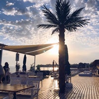 Foto scattata a SeaSide Beach Lounge da Nil Z. il 4/6/2017