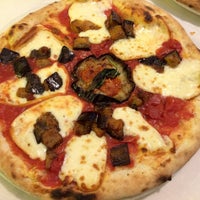 Foto tomada en Pizzeria scugnizzo  por Francy el 10/5/2016