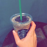 Das Foto wurde bei Starbucks von Dee am 6/28/2016 aufgenommen