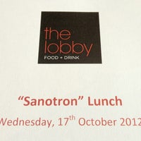 Foto tirada no(a) The Lobby Restaurant at the Pinnacle Hotel por F em 10/17/2012