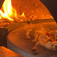 รูปภาพถ่ายที่ Mozzafiato Pizzeria โดย J✨ เมื่อ 7/1/2023