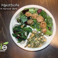 Foto tirada no(a) Kale Health Food NYC por matthew D. em 12/11/2013