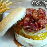 7/4/2013 tarihinde Smokey&amp;#39;s Burger Houseziyaretçi tarafından Smokey&amp;#39;s Burger House'de çekilen fotoğraf