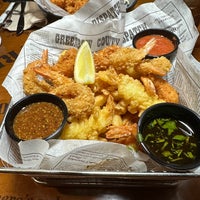 Photo taken at Bubba Gump Shrimp Co. by Fernando S. on 4/4/2023