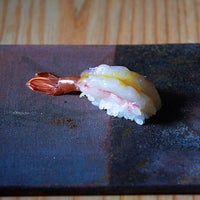 6/8/2020 tarihinde Sushi Nonakaziyaretçi tarafından Sushi Nonaka'de çekilen fotoğraf