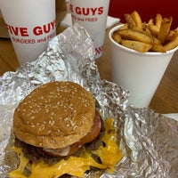 Photo taken at Five Guys by 🌸Nahla🌸 on 8/7/2019