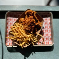 Foto scattata a Blue Ribbon Fried Chicken da Asim il 2/19/2024