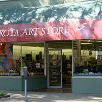 6/7/2013 tarihinde Dakota Art Storeziyaretçi tarafından Dakota Art Store'de çekilen fotoğraf