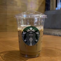 Foto diambil di Starbucks oleh E pada 3/30/2024