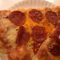 Foto tirada no(a) Dupont Pizza por Bobby (DJ Oso Fresh) A. em 7/21/2017