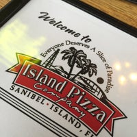 Foto tirada no(a) Island Pizza Restaurant por Doug H. em 3/23/2015