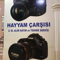 รูปภาพถ่ายที่ Hayyam Pasajı โดย Aslı İ. เมื่อ 9/17/2022