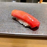 Foto diambil di sushi AMANE oleh Tony X. pada 5/5/2022