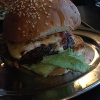 Foto tirada no(a) Brother Burger and the Marvellous Brew por Matt B. em 12/27/2014