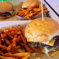 7/23/2019にjessieTHEjazzがMOOYAH Burgers, Fries &amp;amp; Shakesで撮った写真
