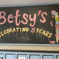 Das Foto wurde bei Betsy&amp;#39;s Ice Cream von Ember am 5/6/2017 aufgenommen