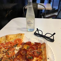 5/28/2022 tarihinde John N.ziyaretçi tarafından Williamsburg Pizza'de çekilen fotoğraf
