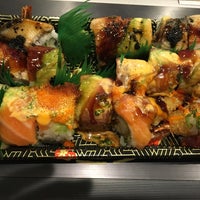 12/19/2015 tarihinde Krystal H.ziyaretçi tarafından Kabuki Sushi'de çekilen fotoğraf