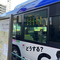 Photo taken at 五反田駅(東口)バス停 by かのえ on 2/17/2023