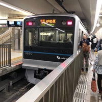 Photo taken at Odakyu Platforms 8-9 by かのえ on 5/28/2019