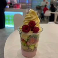 Photo taken at Pinkberry by REEMI Z. on 12/29/2022