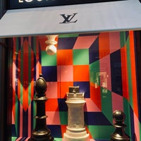 Louis Vuitton - Il nuovo negozio Louis Vuitton Napoli è stato da poco  inaugurato con party esclusivi e collaborazioni artistiche d'eccezione.  Viaggia nel nuovo Universo Louis Vuitton nel cuore del Sud Italia