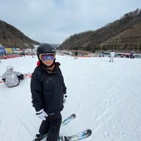 Photo taken at 엘리시안 강촌 스키장 / ELYSIAN Gangchon SKI Resort by Miran S. on 1/29/2023