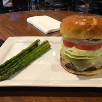 Das Foto wurde bei Lucky Beaver Bar &amp; Burger von Max G. am 4/4/2018 aufgenommen