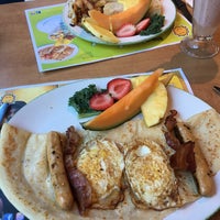 Foto diambil di Cora&amp;#39;s Breakfast &amp;amp; Lunch oleh Raquel D. pada 10/21/2017