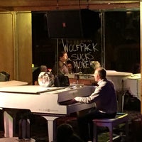 Foto tirada no(a) Elaine&amp;#39;s Dueling Piano Bar por Heath N. em 12/21/2014