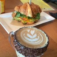 Foto tirada no(a) Sagrado Pastry Shop &amp;amp; Coffee Bar por Osama. em 8/22/2021