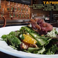 รูปภาพถ่ายที่ TapHouse Kitchen โดย TapHouse Kitchen เมื่อ 3/18/2014