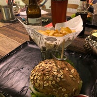 Photo taken at Leo&amp;#39;s Juice &amp;amp; Burger by Serap Ö. on 12/23/2018