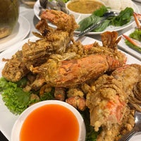 Photo taken at Laem Cha-Reon Seafood by Ronamedo N. on 10/6/2023