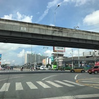 Photo taken at Si Udom Intersection by Ronamedo N. on 6/5/2019