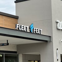 Foto tirada no(a) Fleet Feet por Lee T. em 12/21/2022