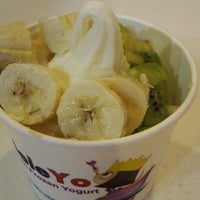 รูปภาพถ่ายที่ Mieleyo Premium Frozen Yogurt โดย Kenny K. เมื่อ 5/1/2013