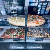 9/19/2023 tarihinde Greg L.ziyaretçi tarafından Williamsburg Pizza'de çekilen fotoğraf