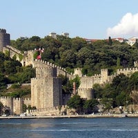 รูปภาพถ่ายที่ Rumeli Hisarı โดย Rumeli Hisarı เมื่อ 4/7/2020