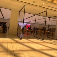 Photo taken at Apple Galleria Dallas by Kaminsky E. on 10/4/2022