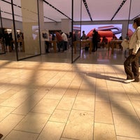 Photo taken at Apple Galleria Dallas by Kaminsky E. on 10/13/2022