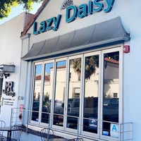 รูปภาพถ่ายที่ Lazy Daisy Beverly Hills โดย Nouf เมื่อ 9/15/2021