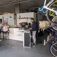 Foto tirada no(a) The Workshop Cafe + Cycles por Ondra M. em 10/18/2020