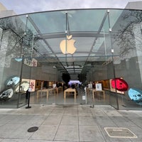 Photo taken at Apple Palo Alto by Zoran T. on 1/13/2022