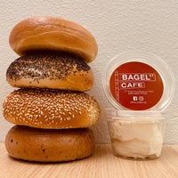 Foto scattata a Bagel Street Cafe Millbrae da Bagel Street Cafe Millbrae il 5/24/2020