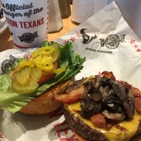 Photo taken at Fuddruckers by Pedro C. on 9/20/2017
