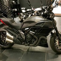 Foto scattata a Ducati Triumph New York da Matthew il 9/19/2018