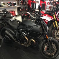 Das Foto wurde bei Ducati Triumph New York von Matthew am 6/20/2017 aufgenommen