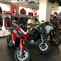 Foto diambil di Ducati Triumph New York oleh Matthew pada 9/19/2018